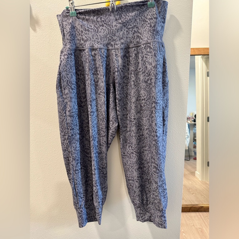 NWOT Salutation crop jogger from Athleta